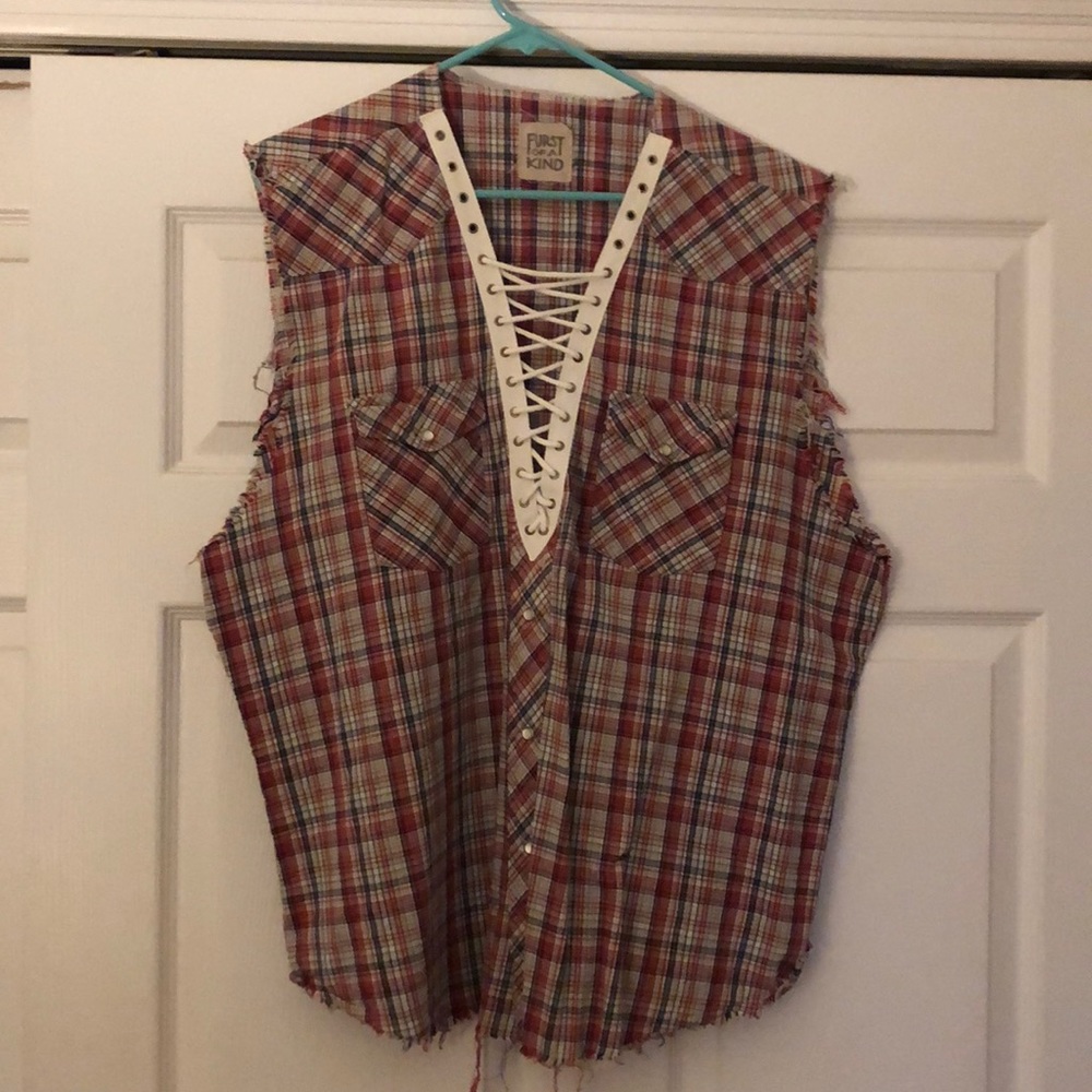Sleeveless shirt